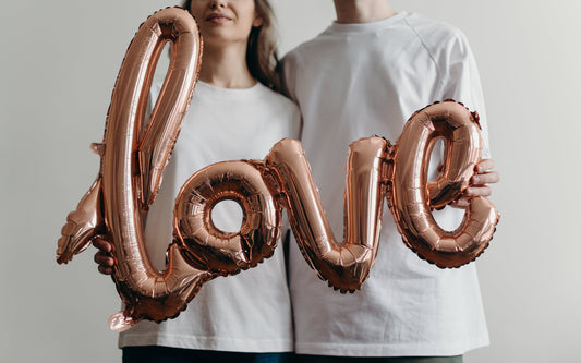 Les tatouages éphémères pour les couples : une tendance amoureuse et symbolique