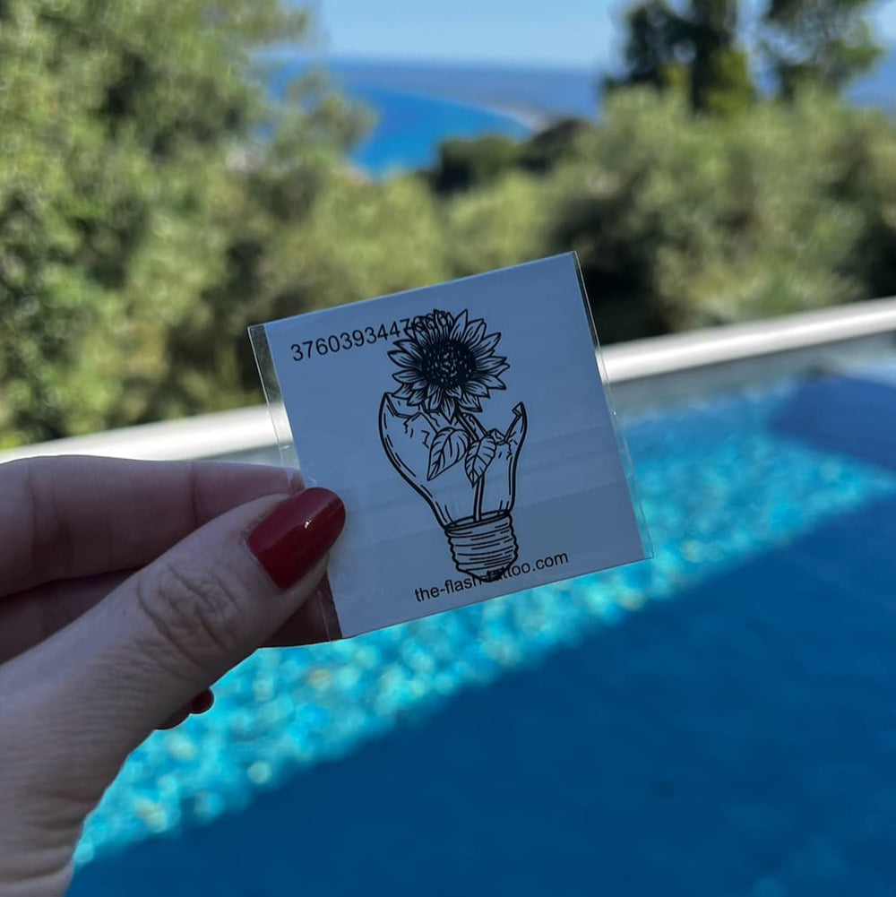 Tatouage ampoule et fleur