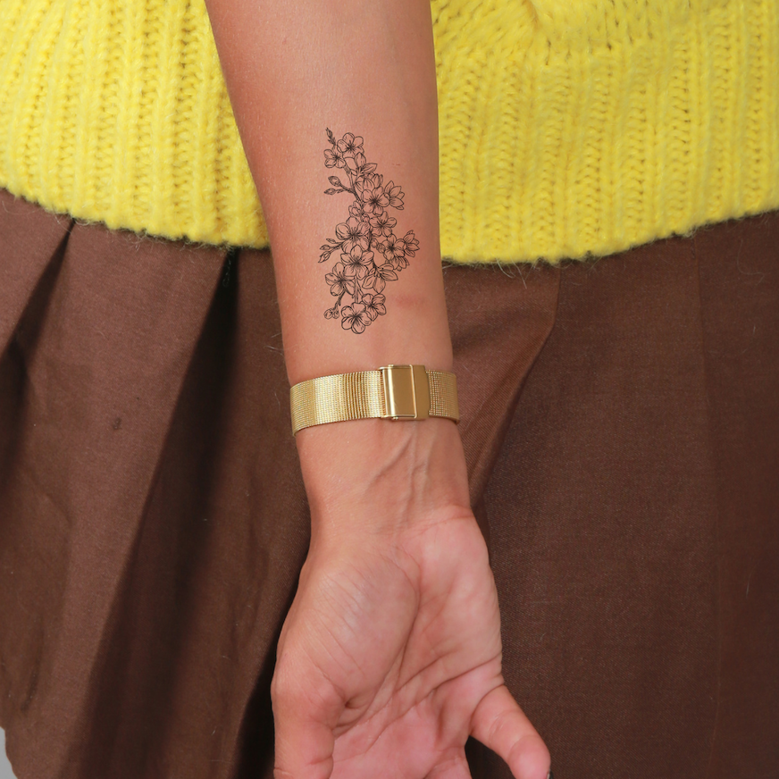 Tatuaje de un cerezo en flor
