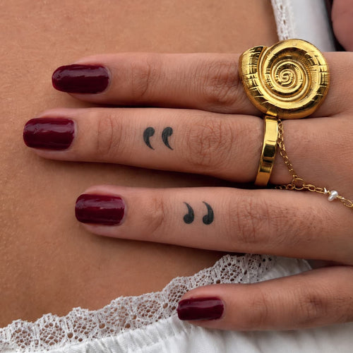 Tatouage ephemere guillemet minimaliste faux tattoo symbole