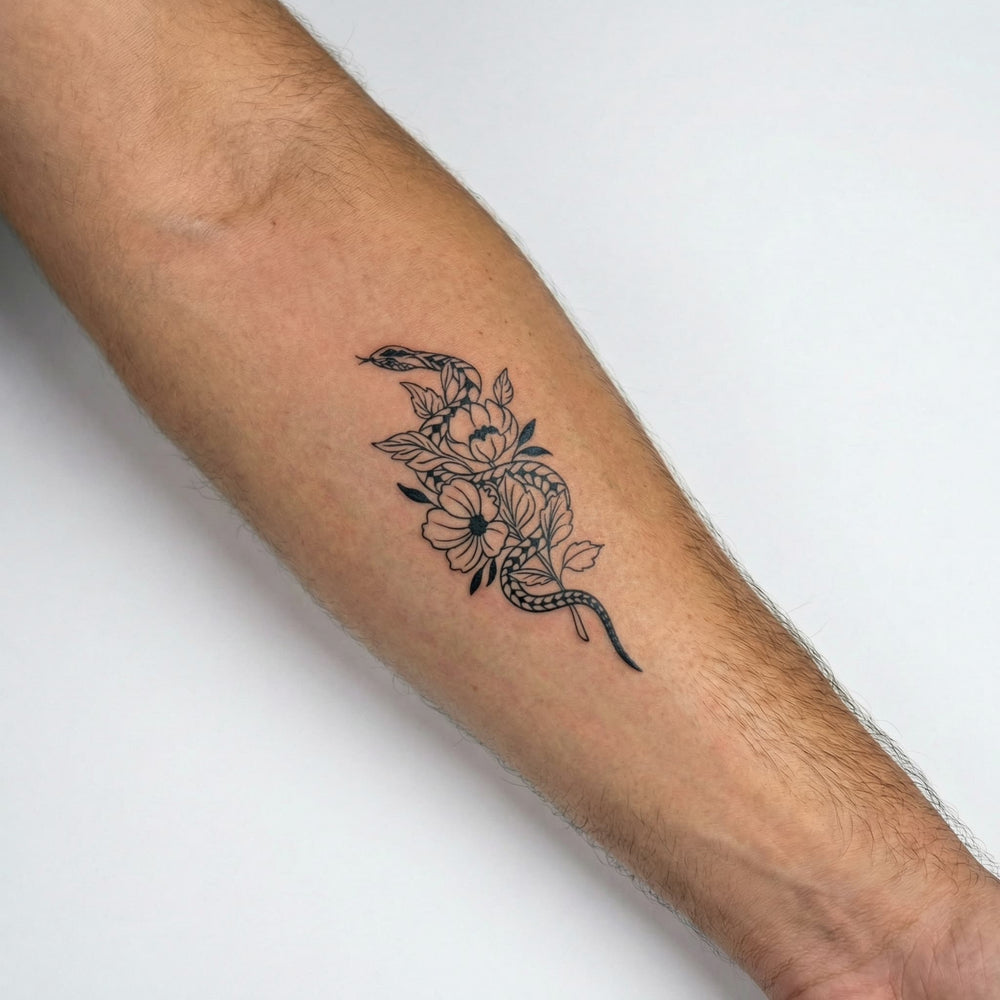 Tatouage homme serpent avec fleurs sur le bras
