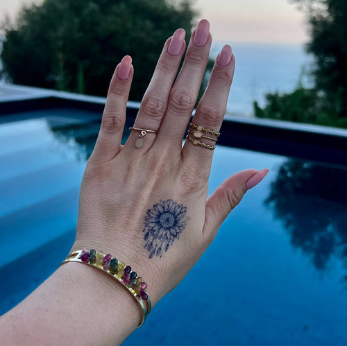 Tatouage tournesol pour femme sur la main